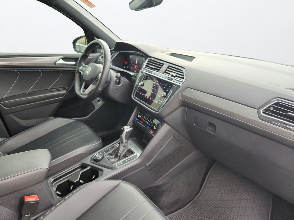 Used 2024 Volkswagen Tiguan SE R-Line AWD/4WD image 25