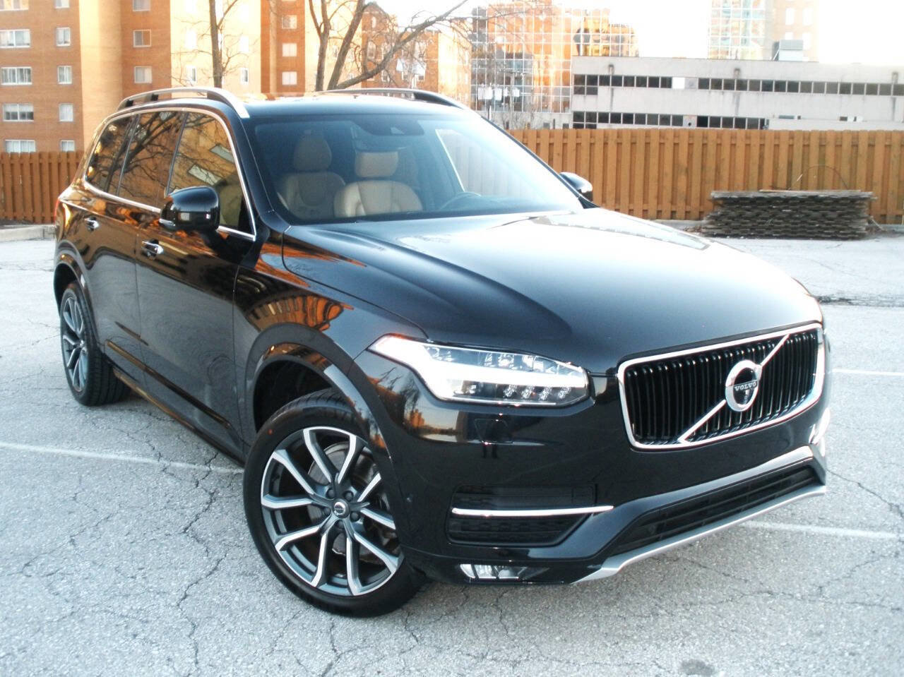 Used 2018 Volvo XC90 T6 Momentum w/ Convenience Package image 3