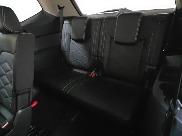 Used 2025 Volkswagen Atlas SE image 32