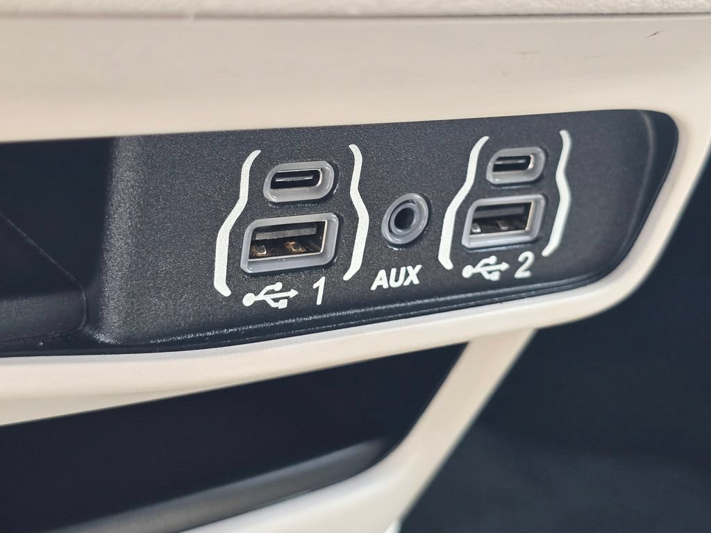 Used 2023 Chrysler Pacifica Touring-L FWD image 26
