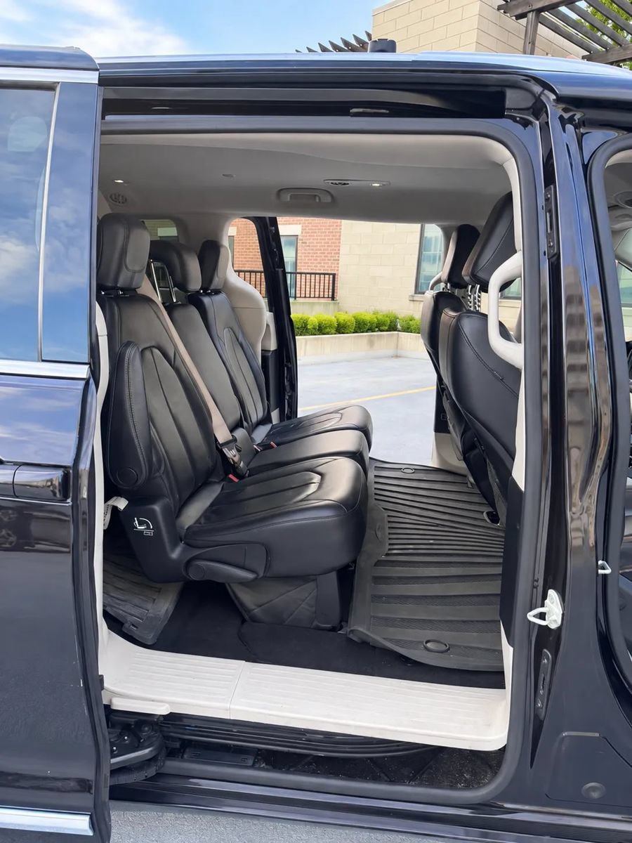 Used 2018 Chrysler Pacifica Touring-L FWD image 10