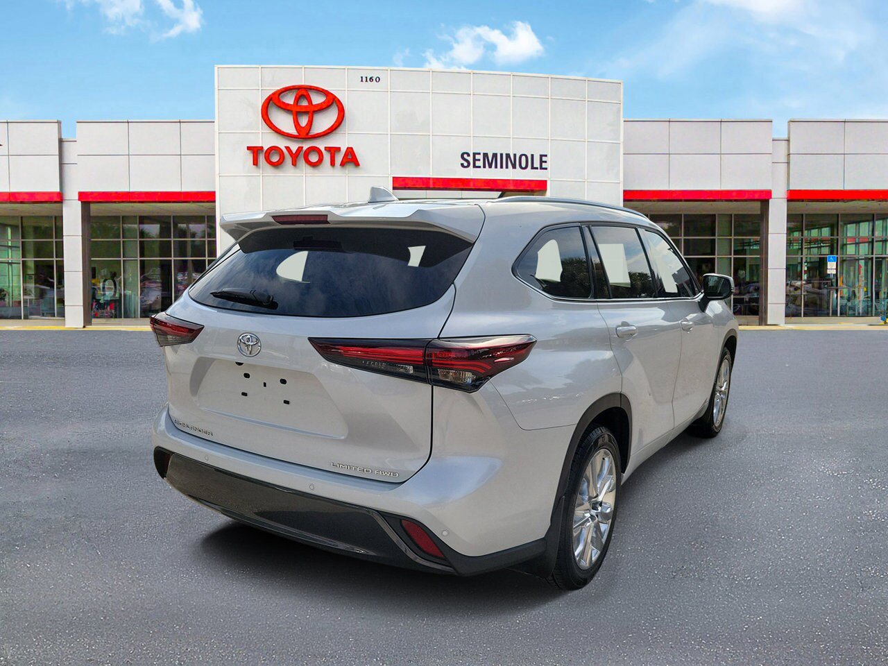 Used 2026 Toyota Highlander Limited AWD/4WD image 3