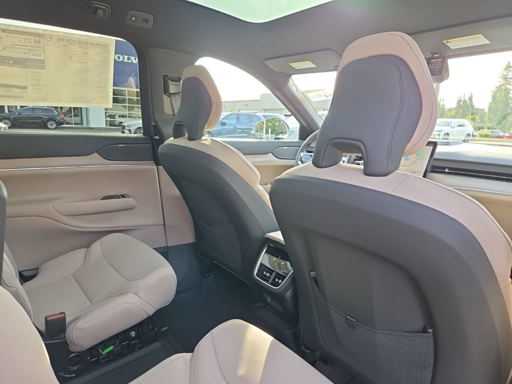 New 2025 Volvo EX90 Plus w/ Protection Package Premier image 8