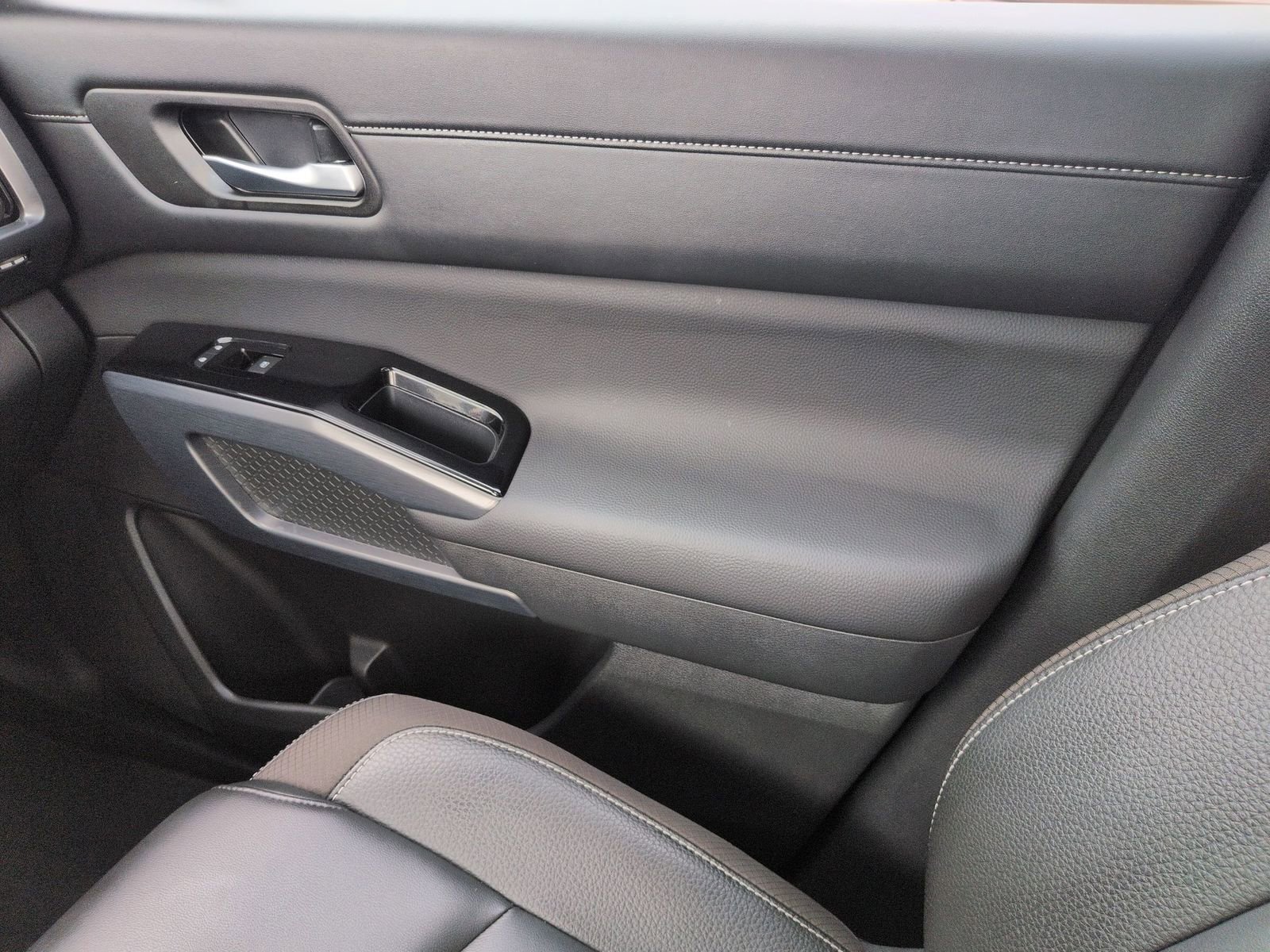 Certified 2025 Nissan Pathfinder SL w/ SL Premium Package image 36