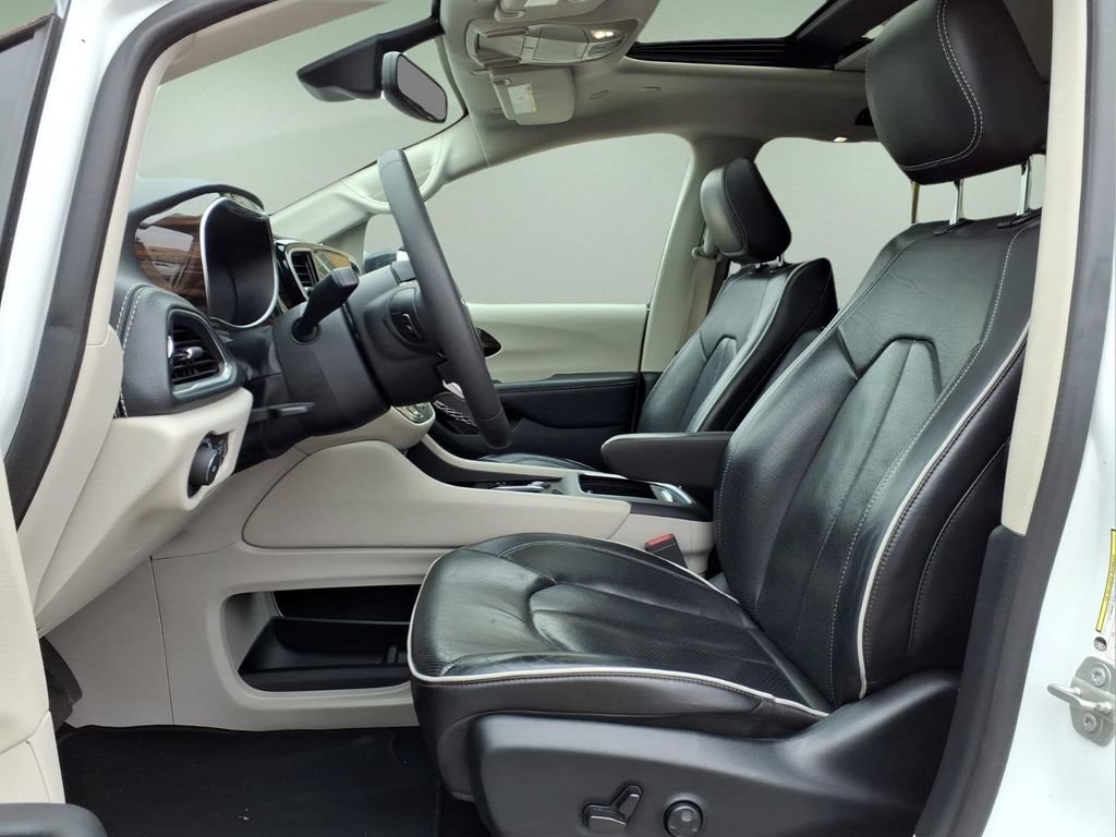Used 2024 Chrysler Pacifica Limited FWD image 2