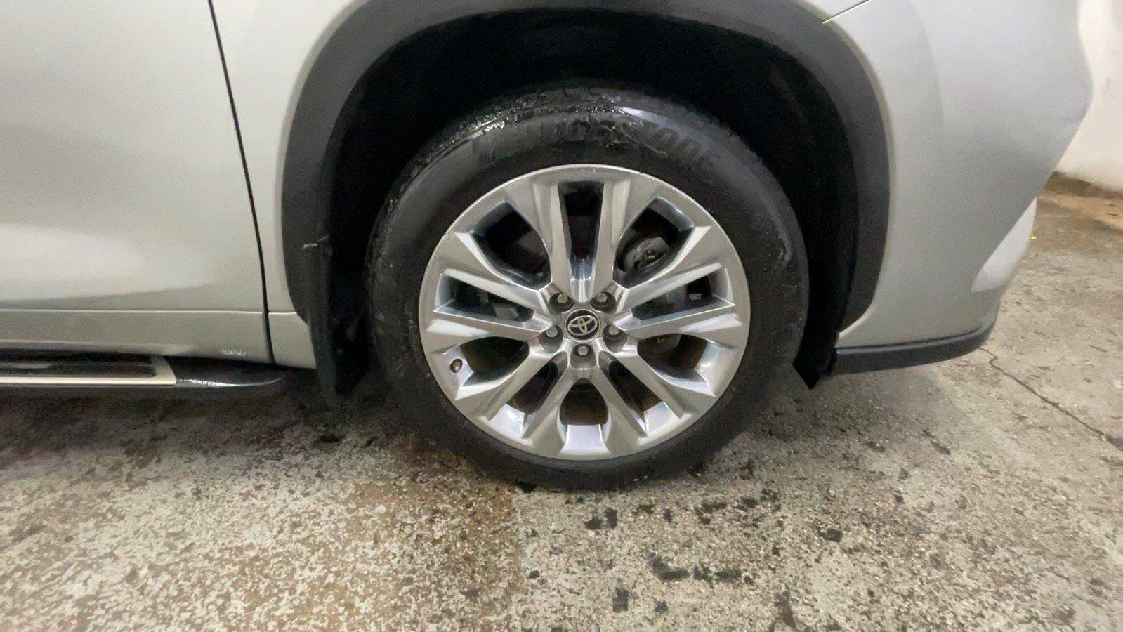 Used 2024 Toyota Highlander Limited AWD/4WD image 16