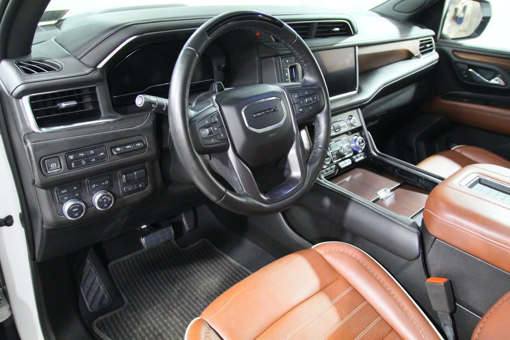 Used 2023 GMC Yukon XL Denali Ultimate AWD/4WD image 5