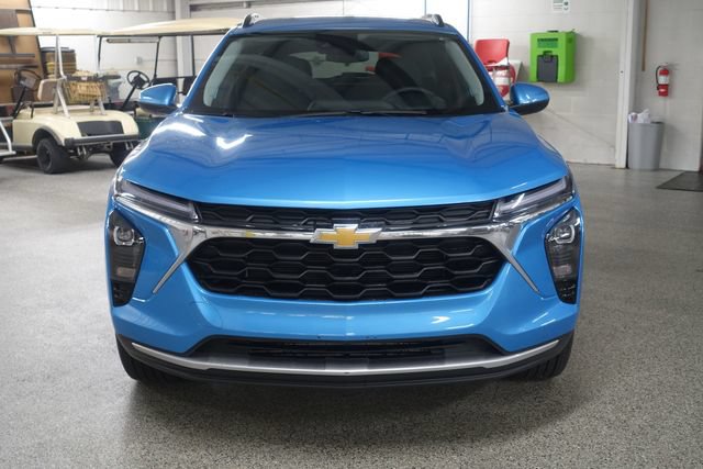 Used 2025 Chevrolet Trax LT FWD image 2