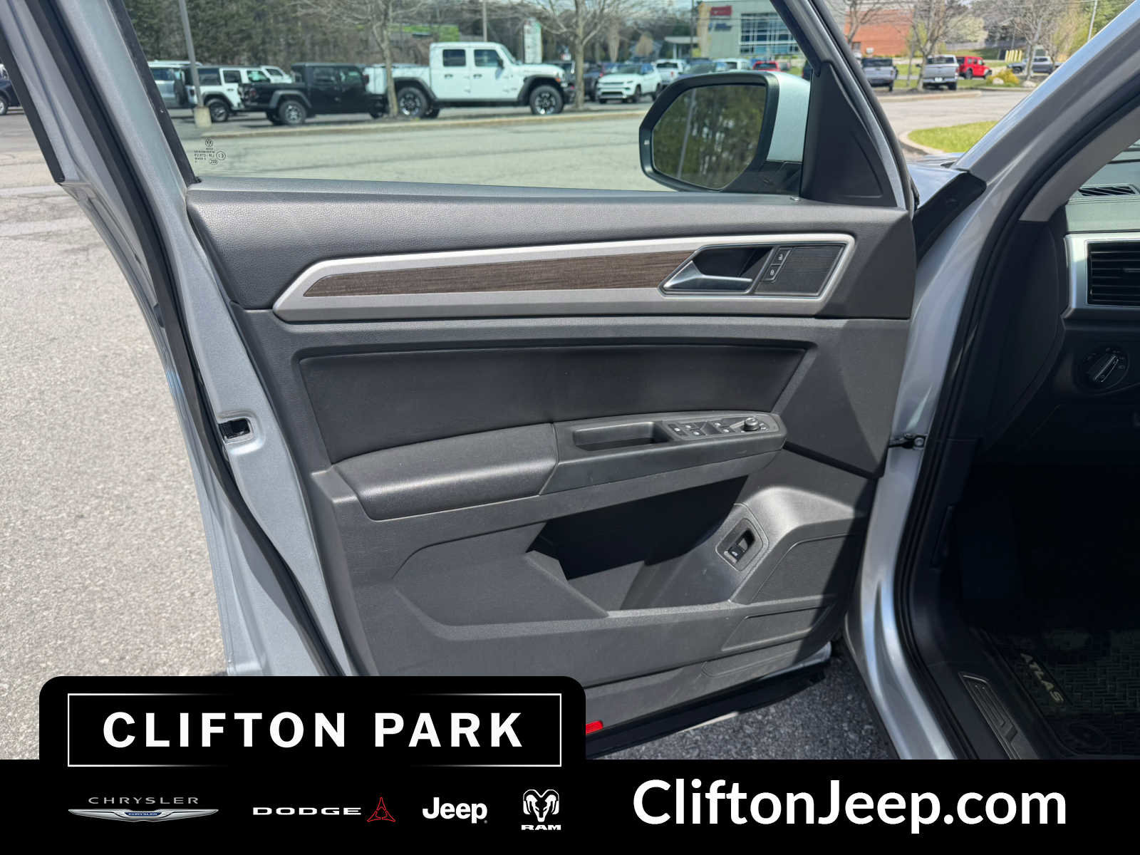 Used 2018 Volkswagen Atlas SEL AWD/4WD image 11
