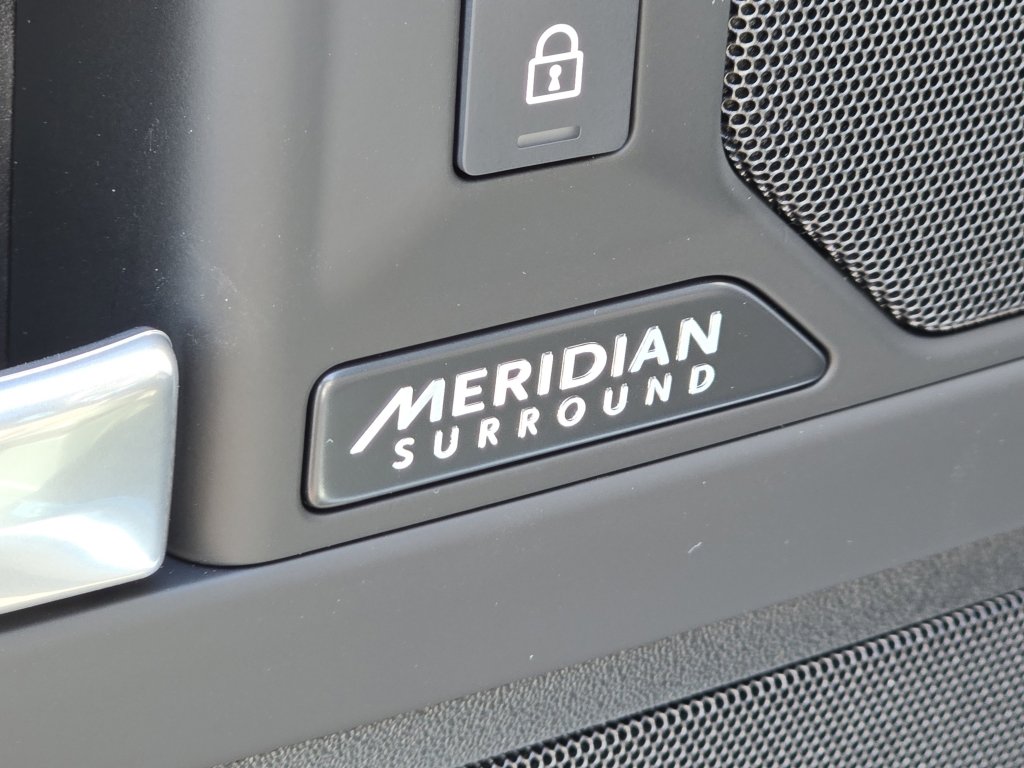 Used 2025 Land Rover Defender 110 X-Dynamic SE image 8