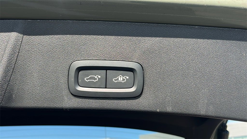 Certified 2025 Volvo XC40 B5 Plus image 43