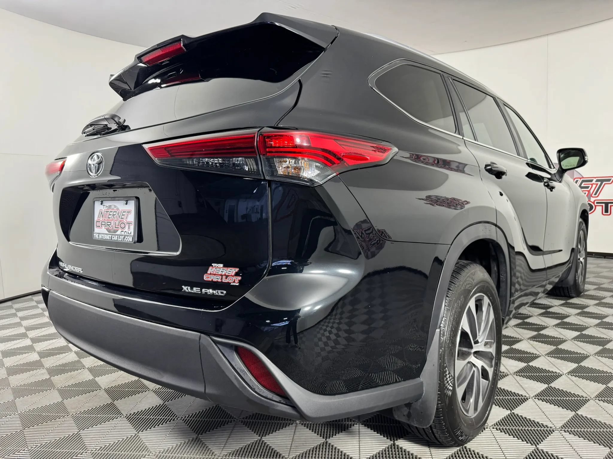 Used 2023 Toyota Highlander XLE AWD/4WD image 29