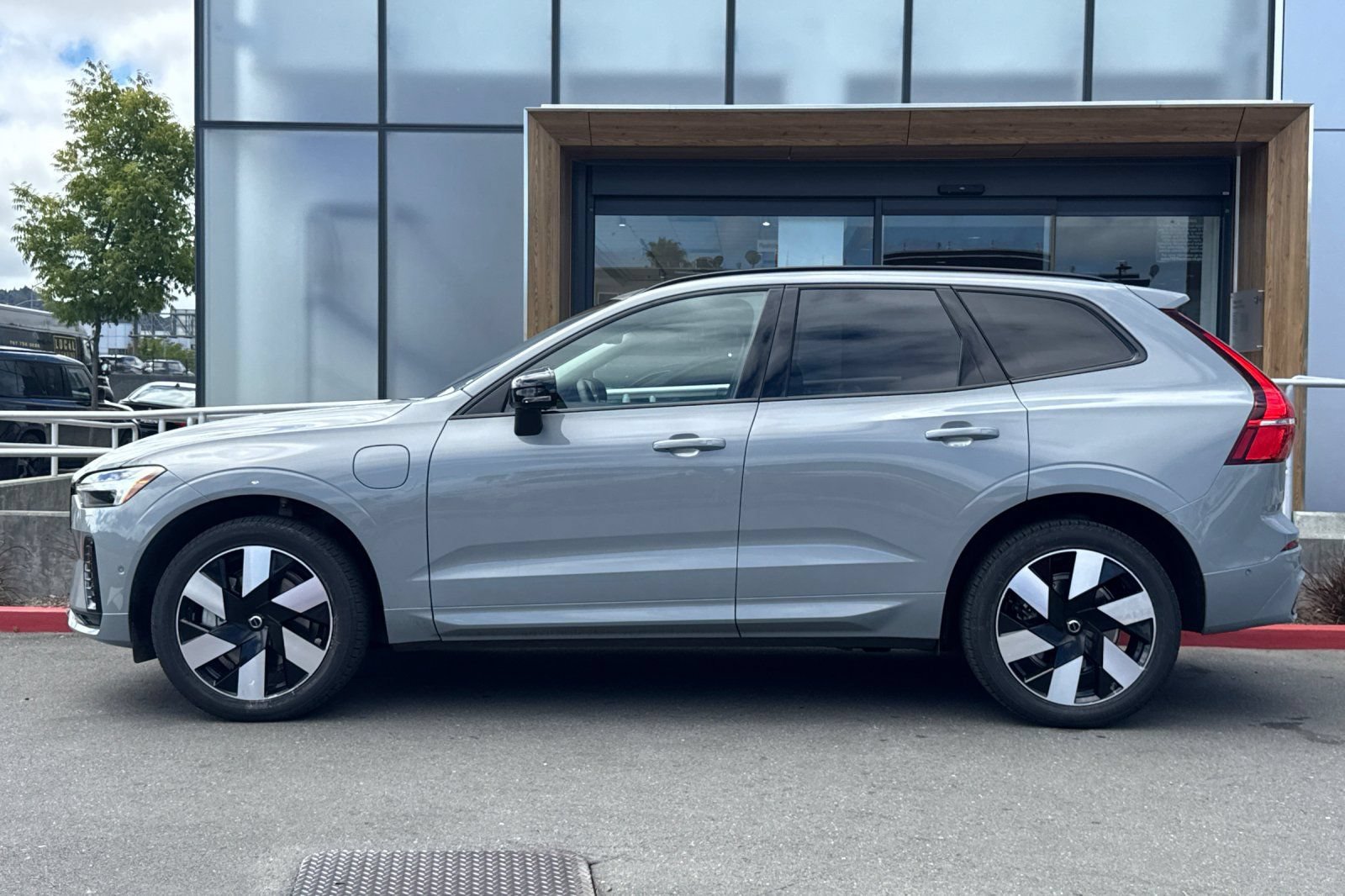 Used 2025 Volvo XC60 T8 Plus w/ Climate Package AWD/4WD image 6