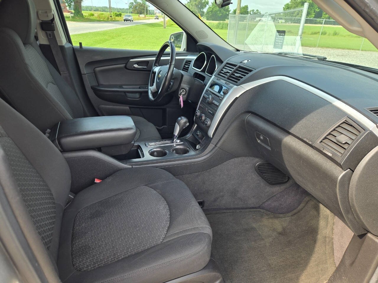 Used 2012 Chevrolet Traverse LT FWD image 16