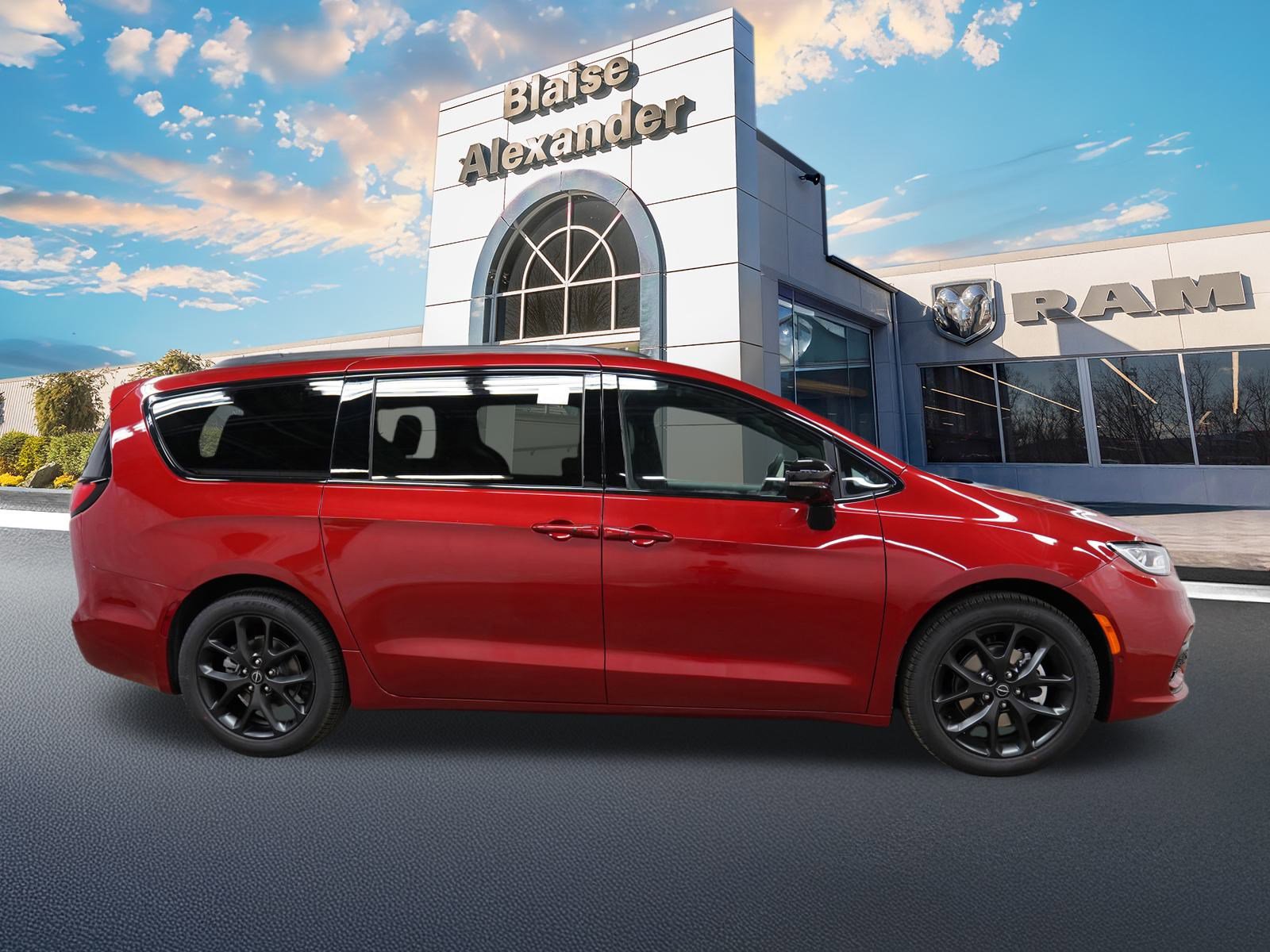 New 2026 Chrysler Pacifica Limited w/ Uconnect Theater Family Group video 2