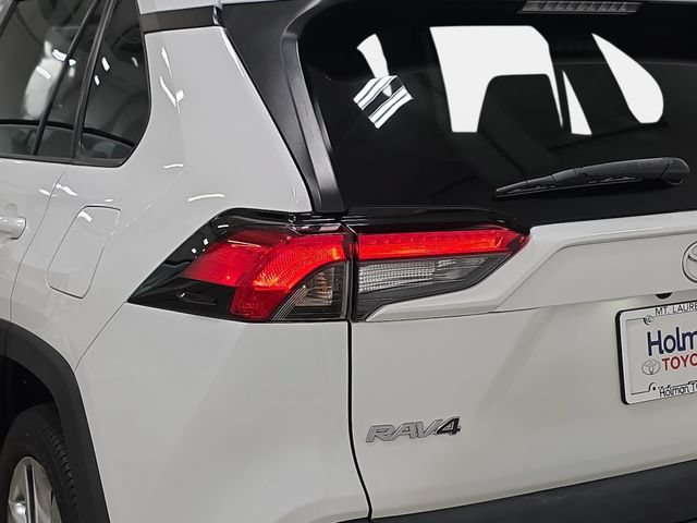 Certified 2020 Toyota RAV4 XLE Premium AWD/4WD image 31