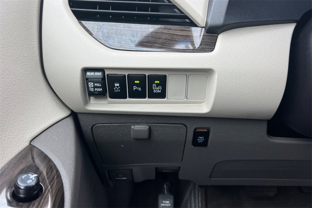 Certified 2017 Toyota Sienna Limited image 30