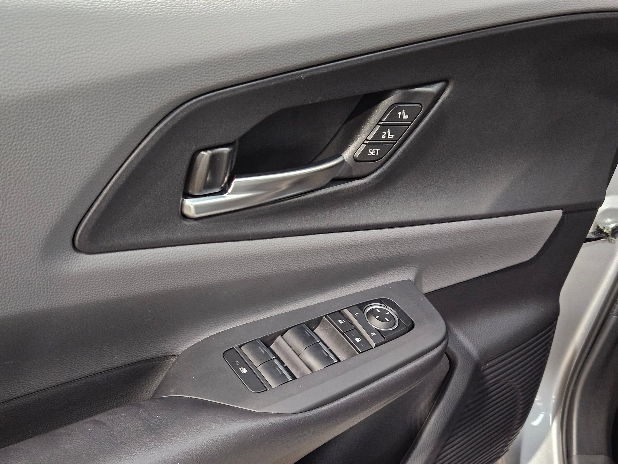 Used 2025 Toyota Prius Limited w/ Limited Premium Package FWD image 21