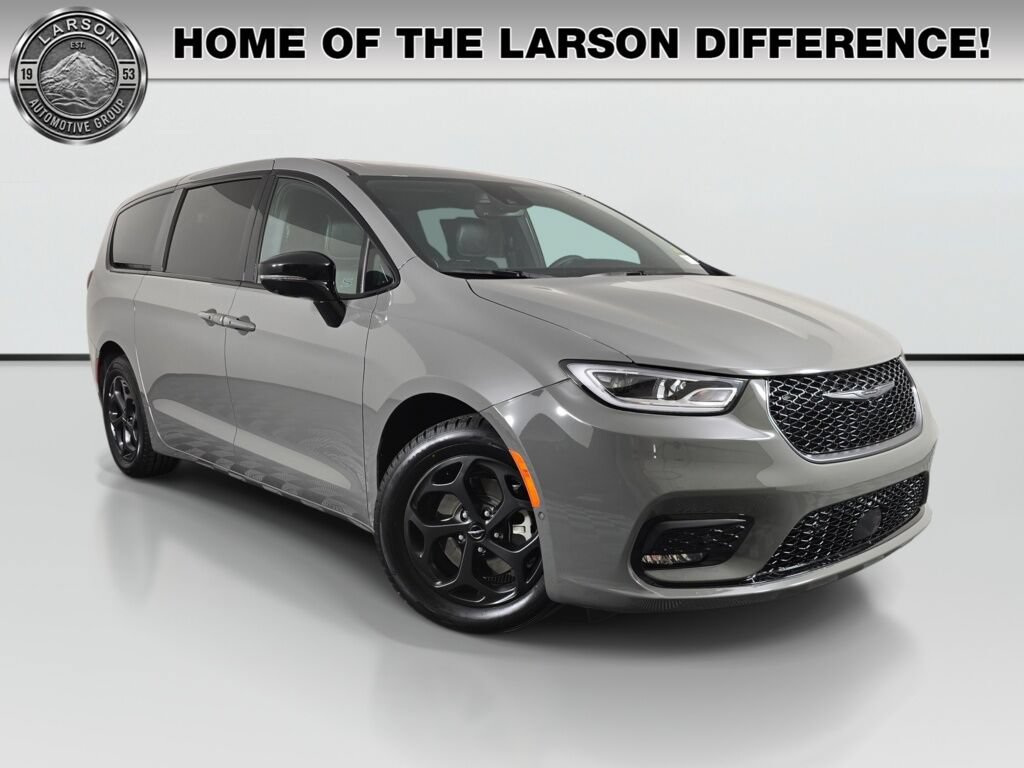 Used 2023 Chrysler Pacifica Limited w/ Uconnect Theater Family Group