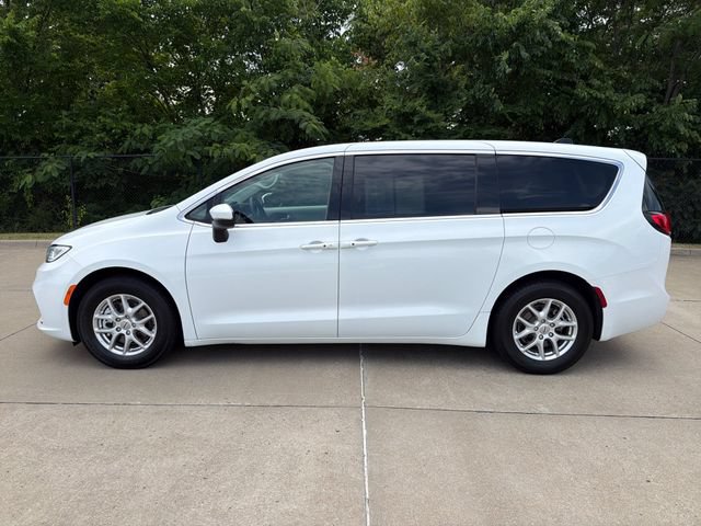 Used 2023 Chrysler Pacifica Touring-L FWD image 2