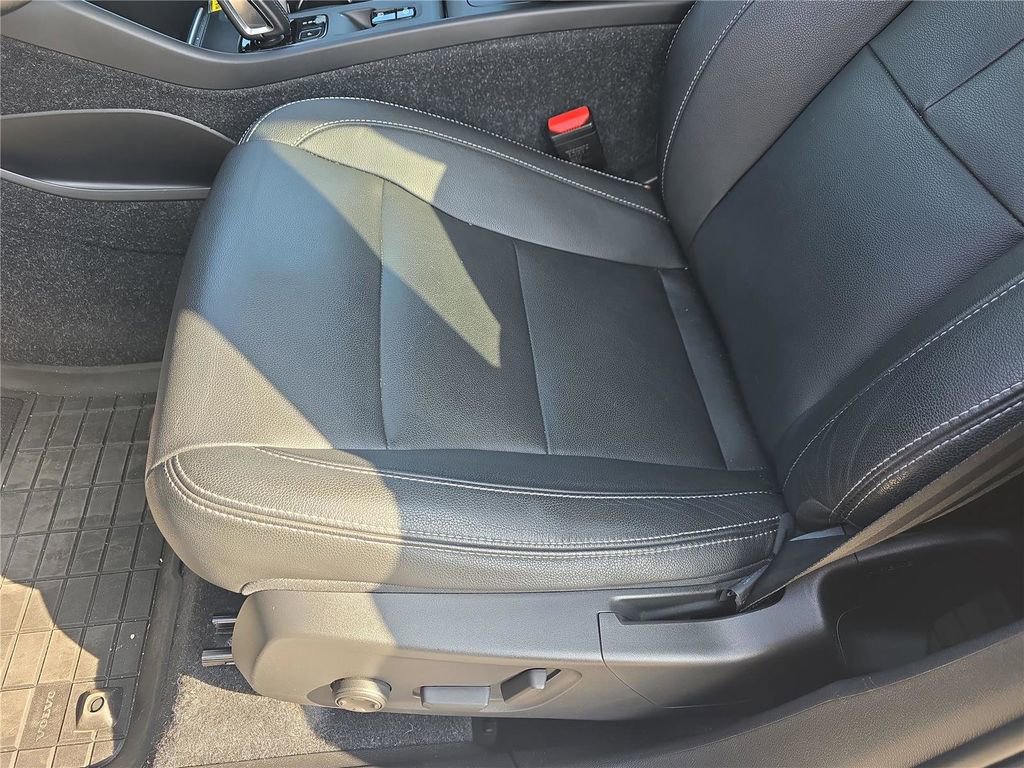 Used 2020 Volvo XC40 T5 Momentum image 14