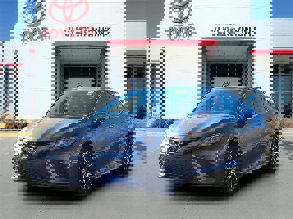 Used 2024 Toyota Camry SE image 1