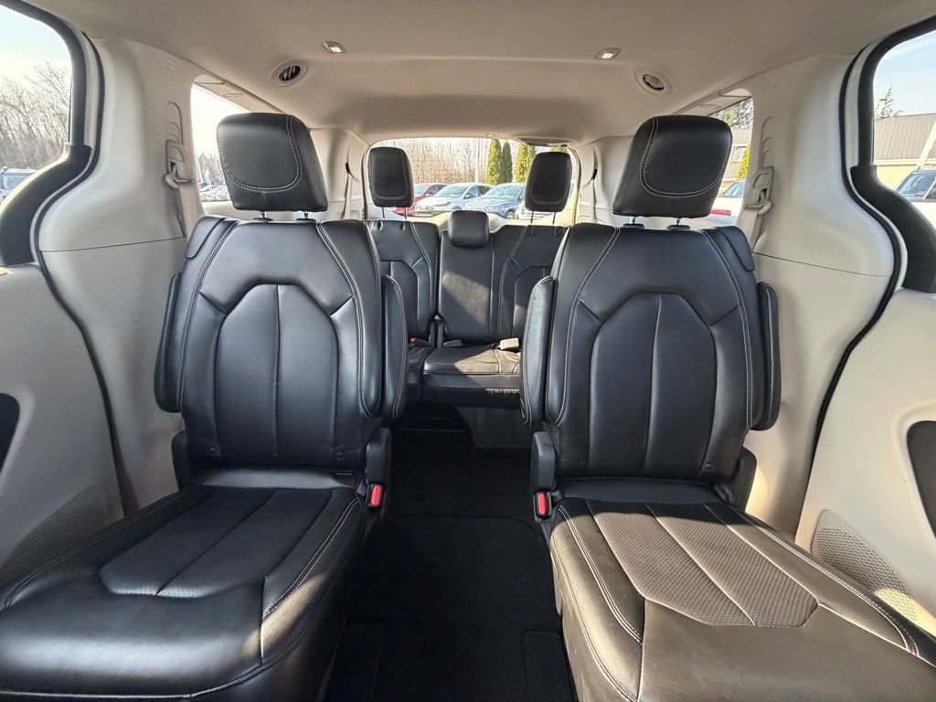 Used 2023 Chrysler Pacifica Touring-L image 23
