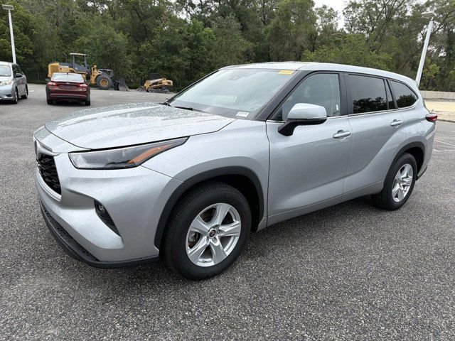 Certified 2025 Toyota Highlander LE FWD image 5