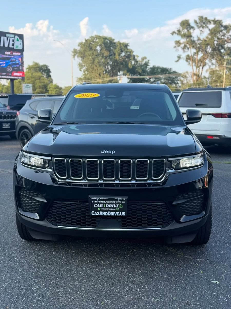 Used 2023 Jeep Grand Cherokee Laredo AWD/4WD image 1