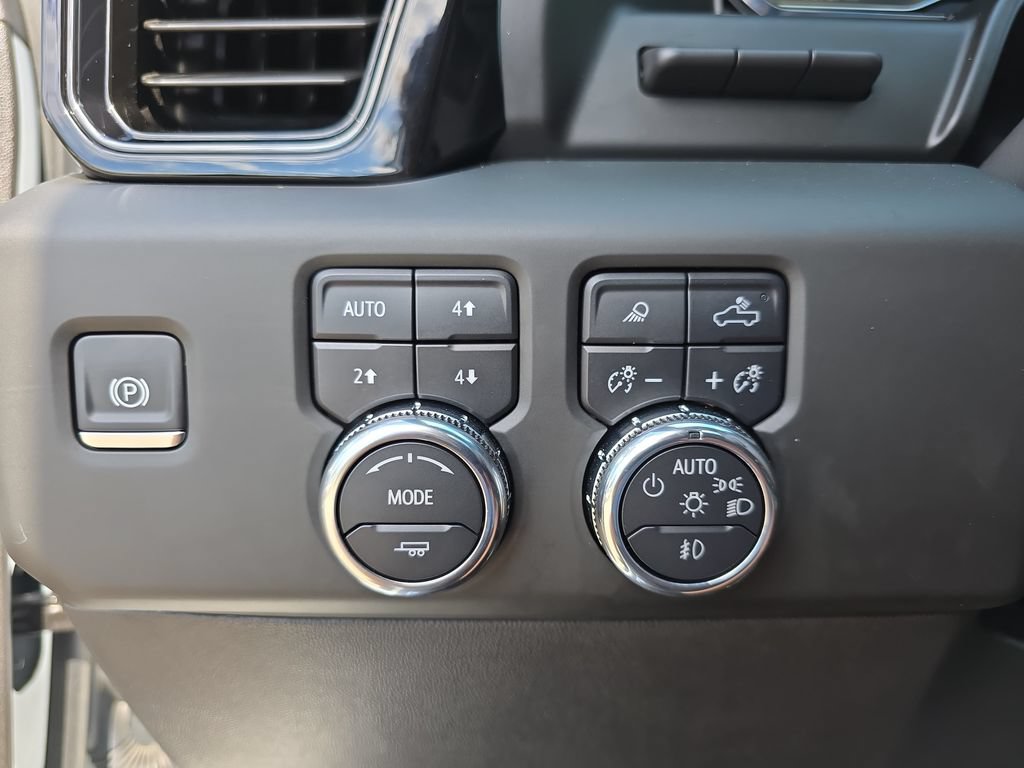 Used 2025 GMC Sierra 1500 AT4 w/ AT4 Premium Package AWD/4WD image 28