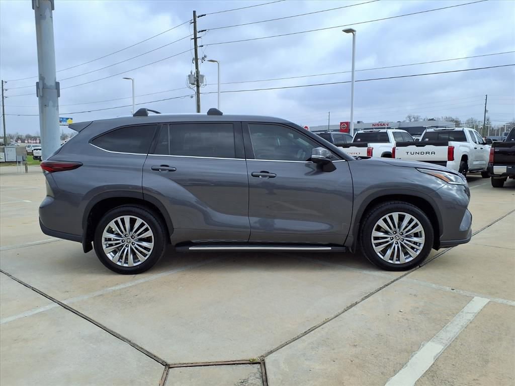 Used 2024 Toyota Highlander Platinum image 5