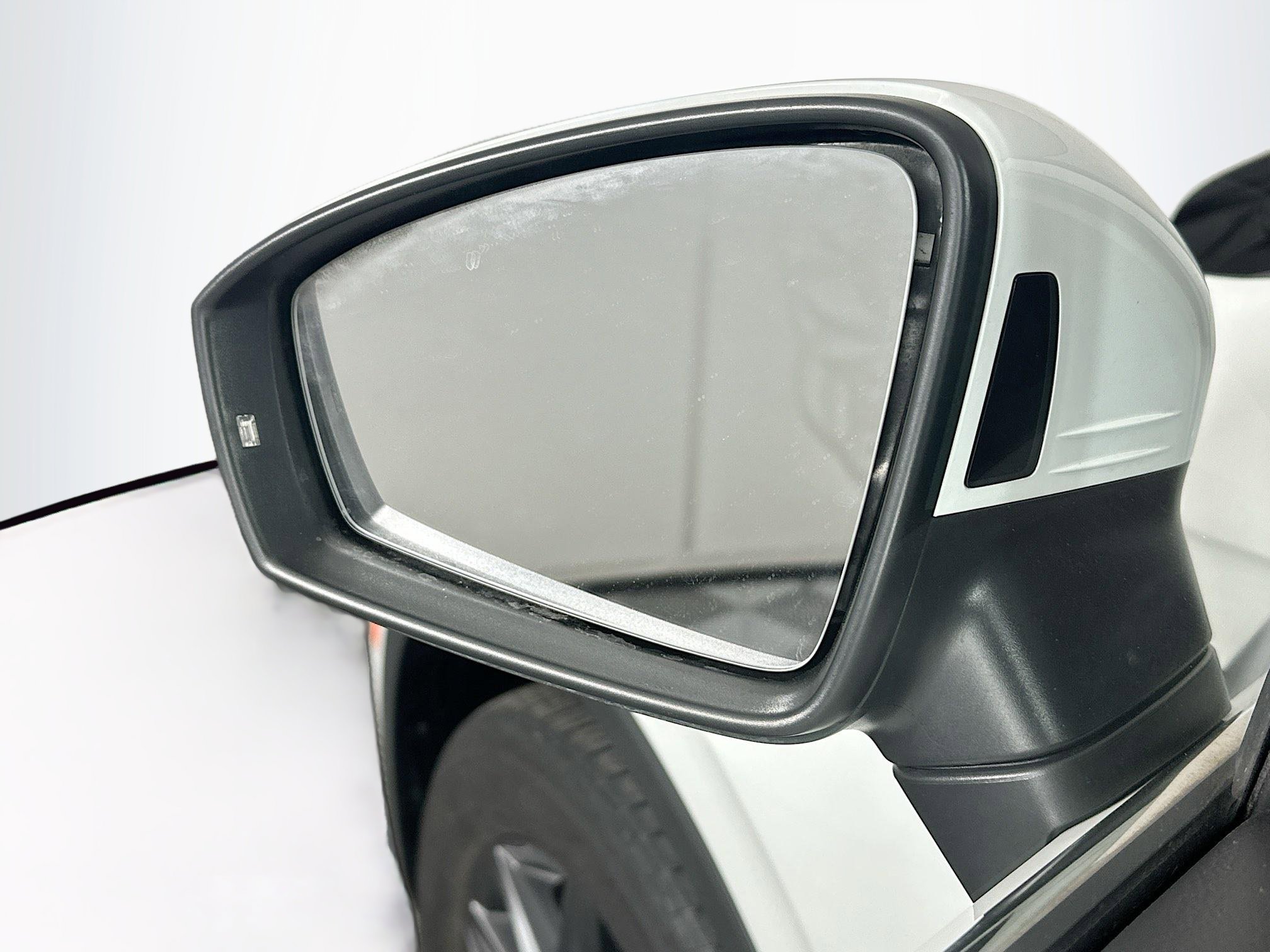 Used 2022 Volkswagen Tiguan SE w/ Panoramic Sunroof Package FWD image 16