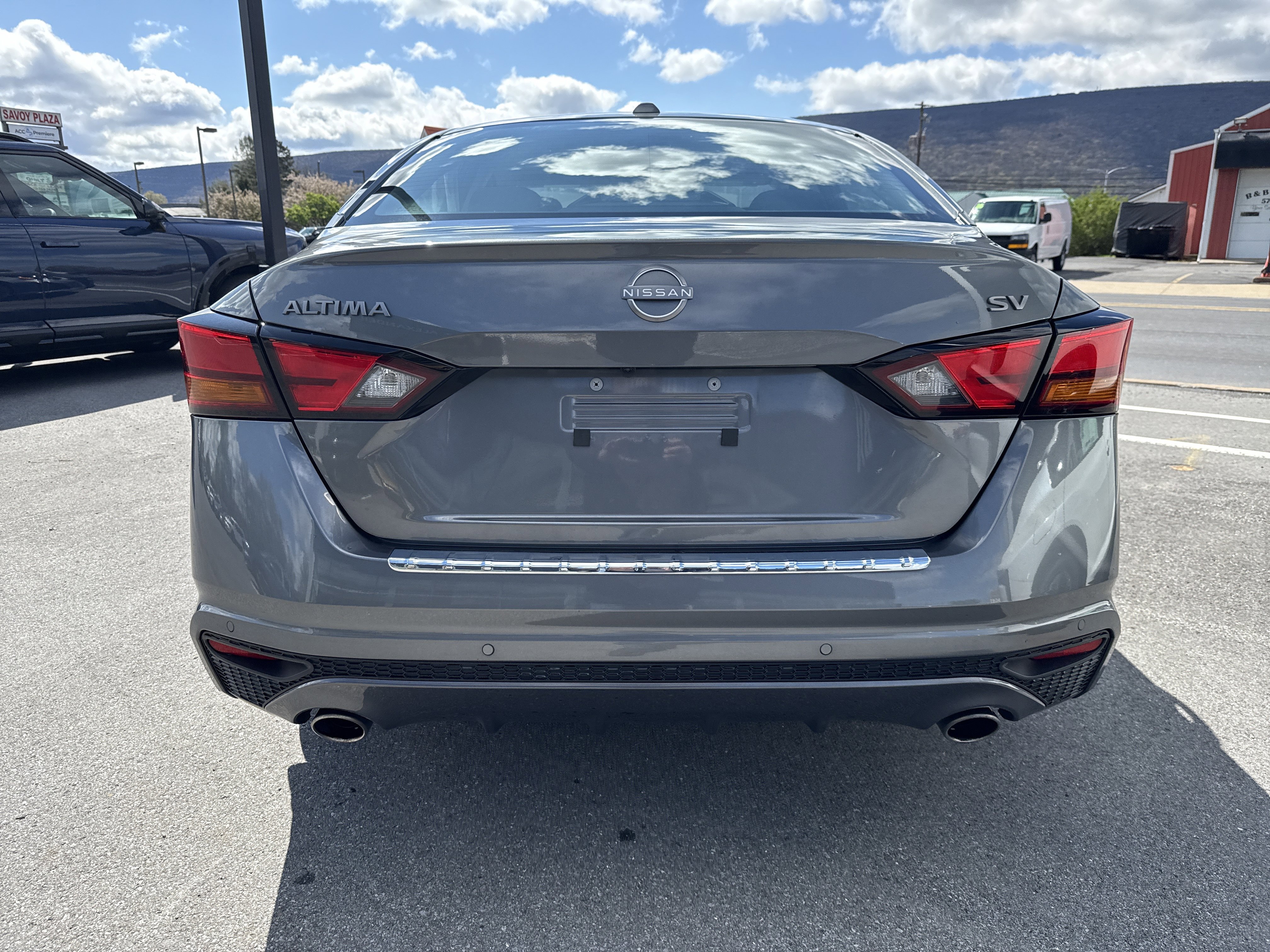 Used 2023 Nissan Altima 2.5 SV w/ SV Premium Package FWD image 4