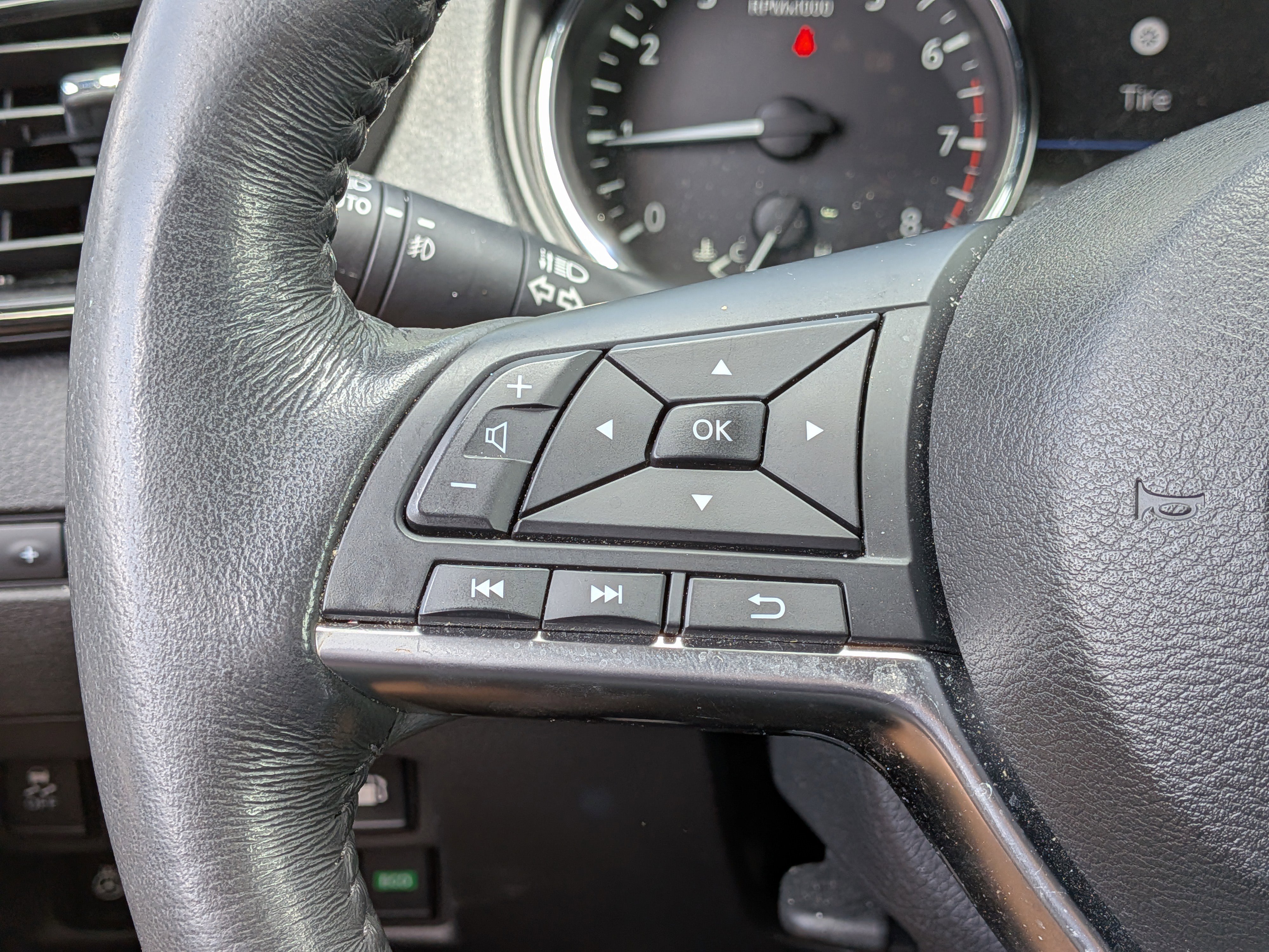 Used 2018 Nissan Rogue SL w/ Premium Package image 24