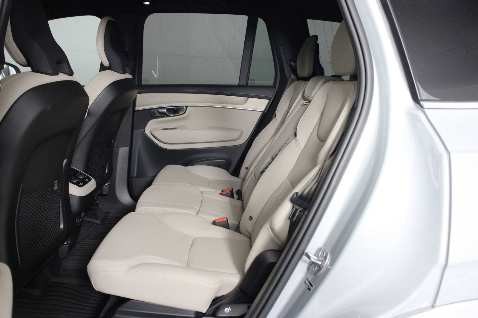 Certified 2026 Volvo XC90 B6 Plus w/ Protection Package Premier AWD/4WD image 32