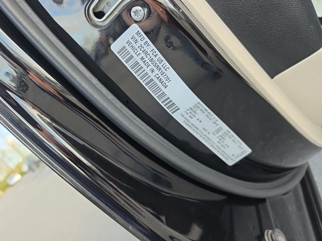 Used 2024 Chrysler Pacifica Touring-L FWD image 38