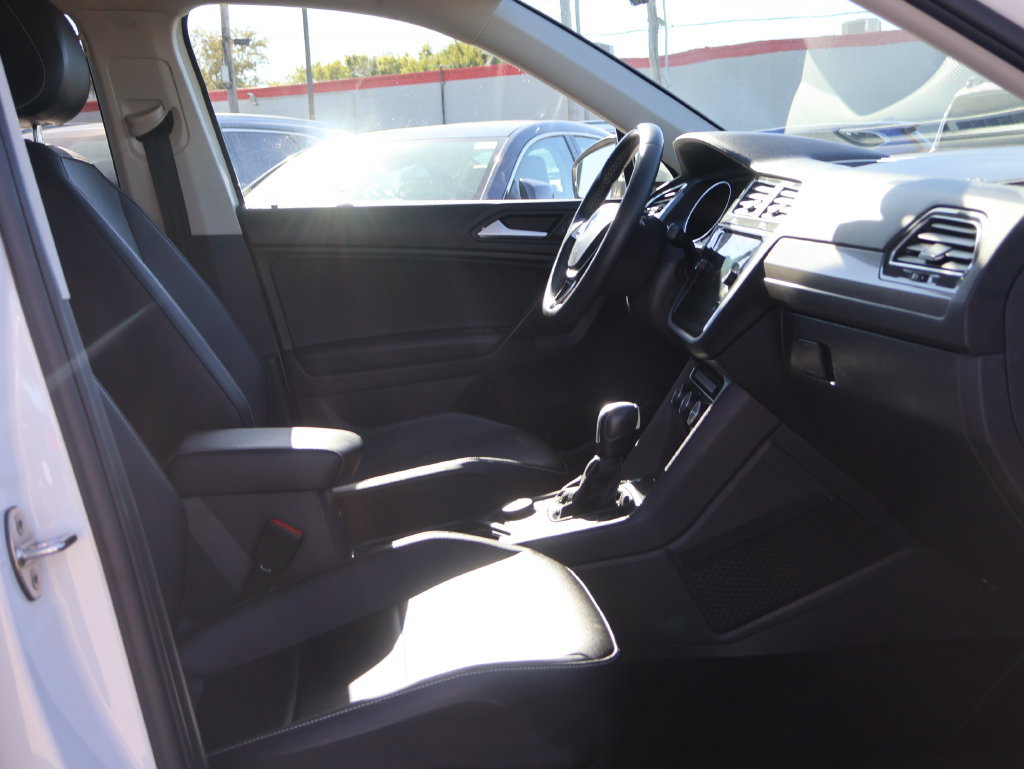 Used 2021 Volkswagen Tiguan SE w/ Panoramic Sunroof Package AWD/4WD image 9