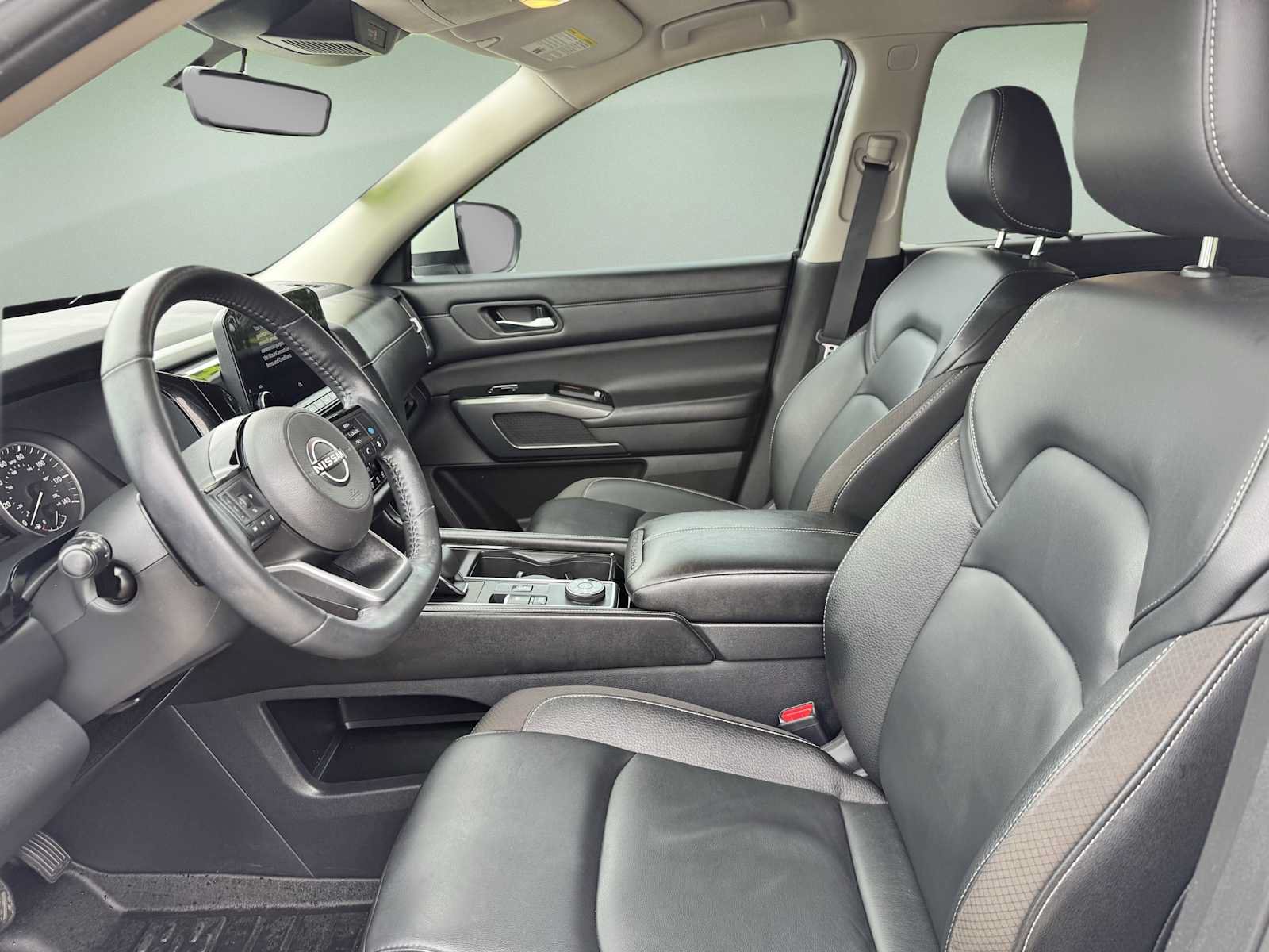 Used 2023 Nissan Pathfinder SL AWD/4WD image 17