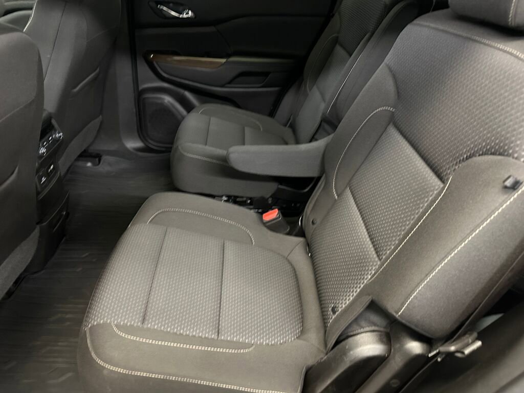 Certified 2023 GMC Acadia SLE w/ Driver Convenience Package image 18