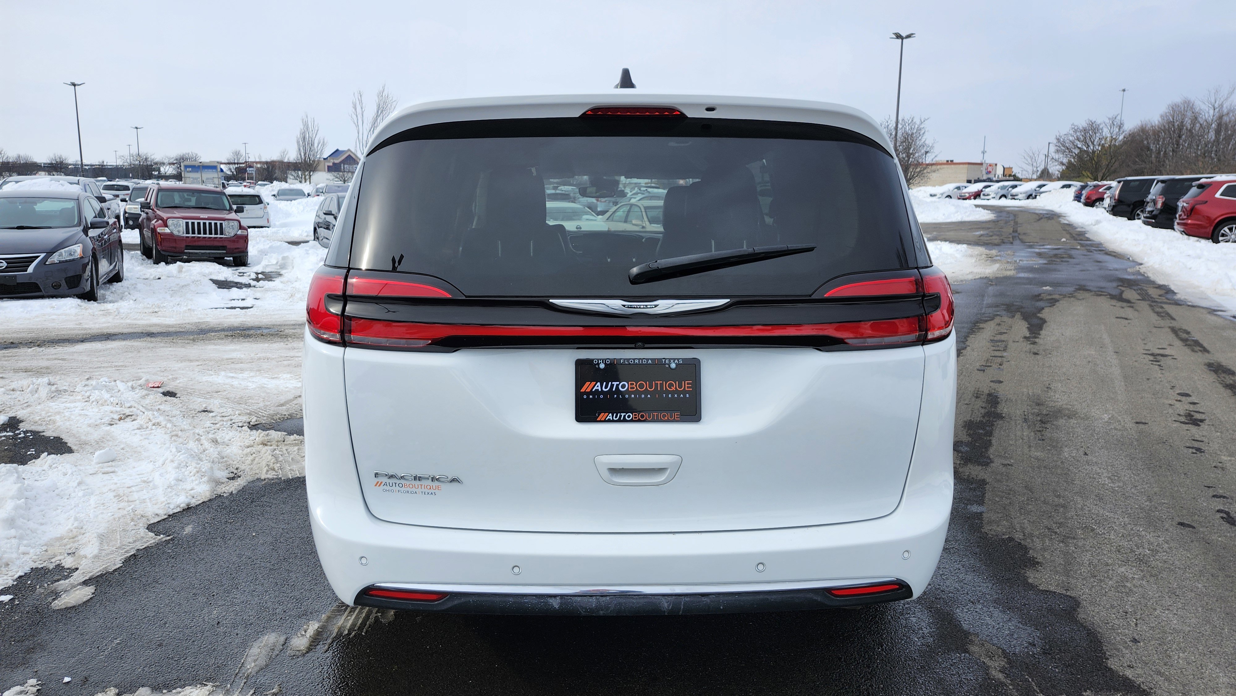Used 2023 Chrysler Pacifica Touring-L image 14