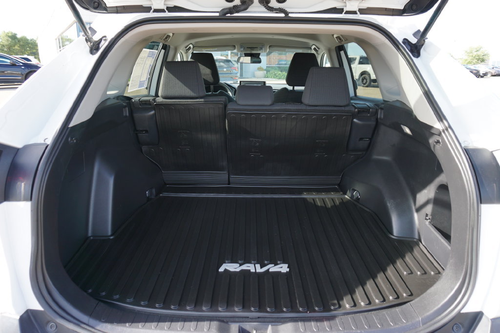 Used 2022 Toyota RAV4 LE FWD image 10