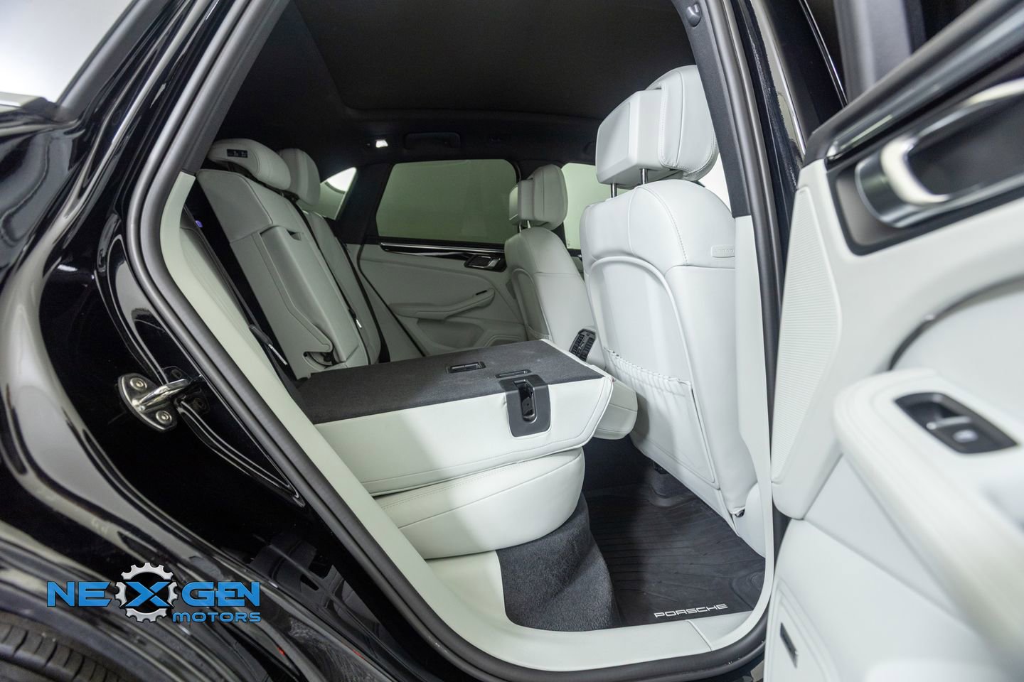 Used 2024 Porsche Macan AWD/4WD image 41