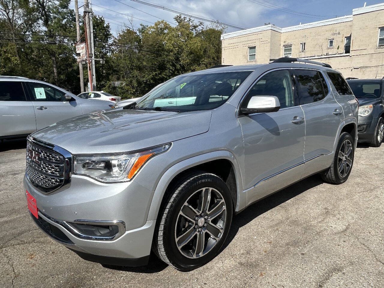 Used 2017 GMC Acadia Denali w/ Technology Package FWD image 2