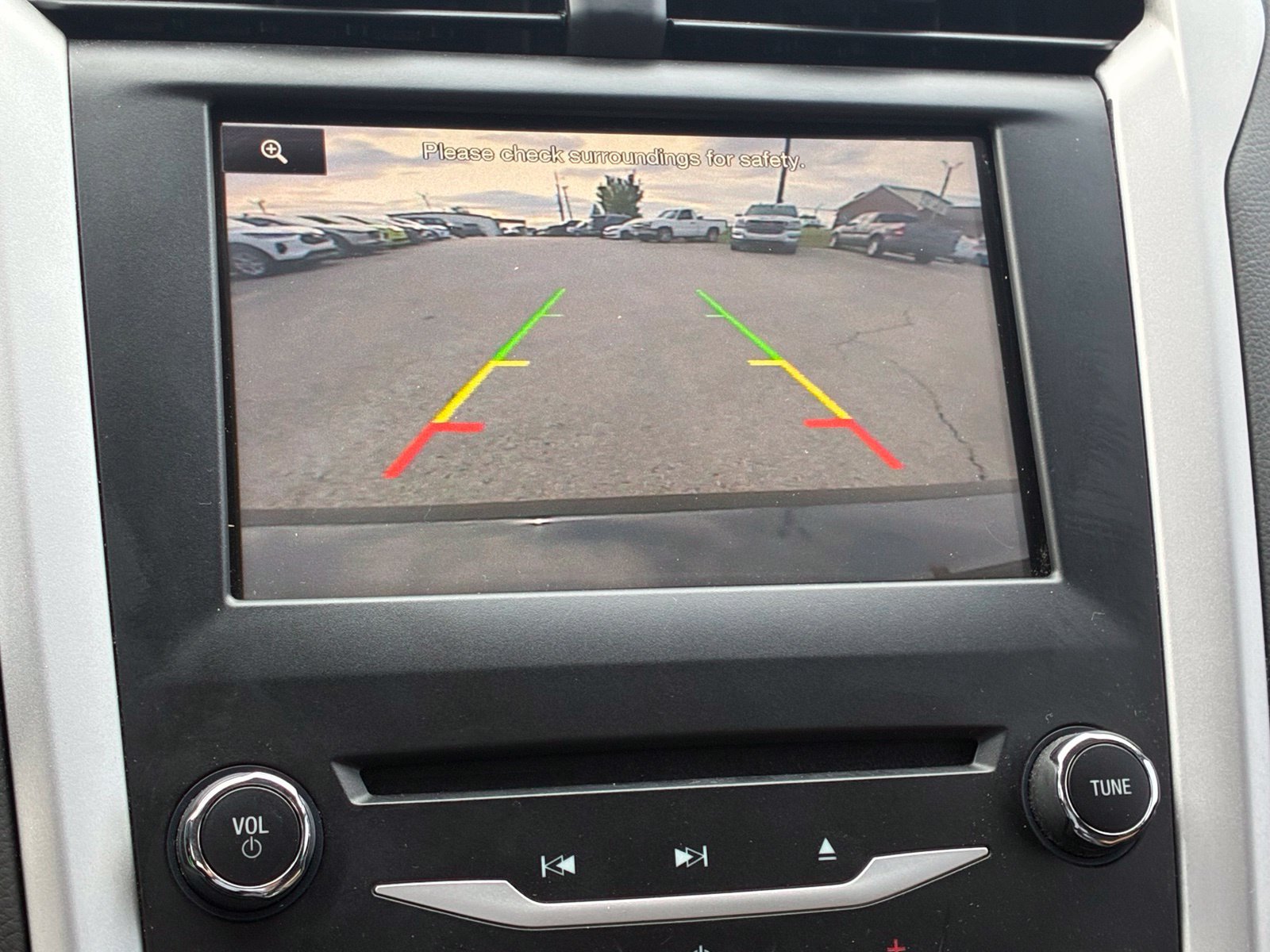 Used 2015 Ford Fusion SE FWD image 11