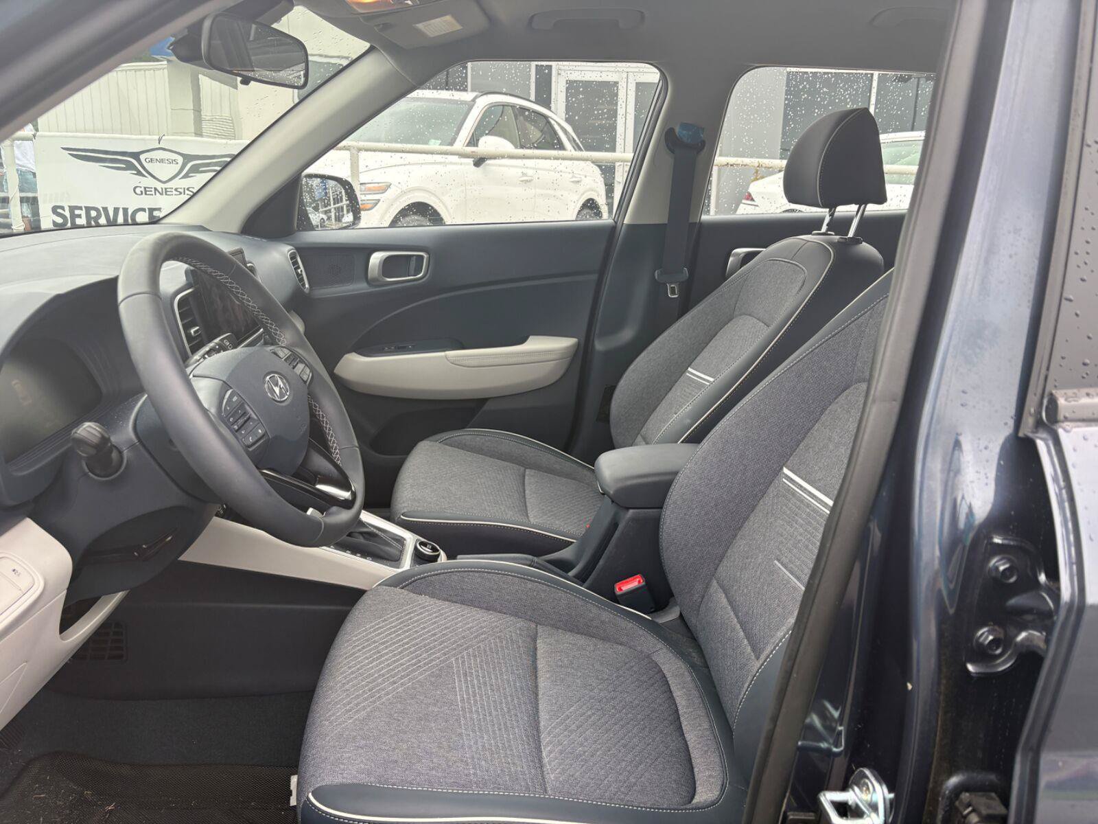 Used 2025 Hyundai Venue Limited FWD image 15