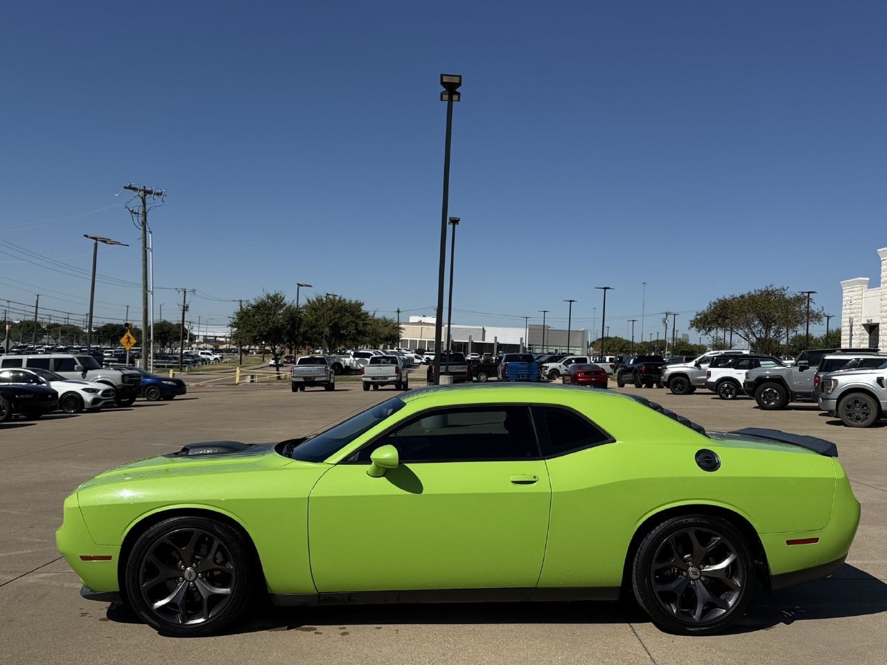 Used 2015 Dodge Challenger R/T RWD image 3