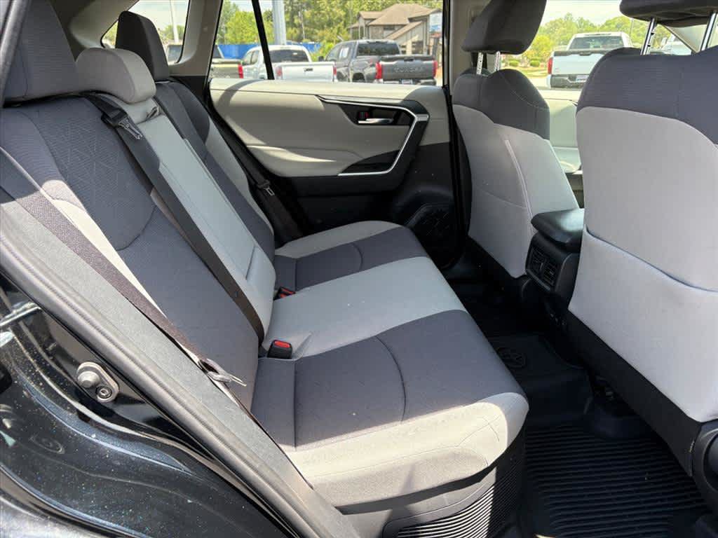 Used 2022 Toyota RAV4 XLE AWD/4WD image 8