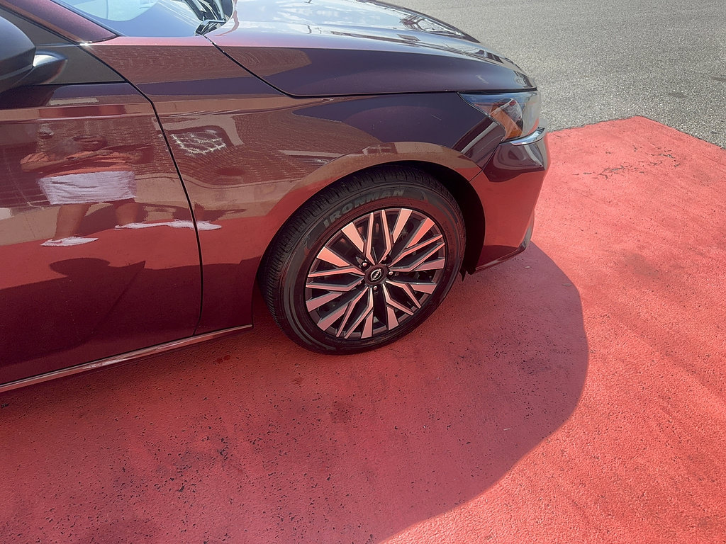 Used 2025 Nissan Altima 2.5 SV FWD image 14