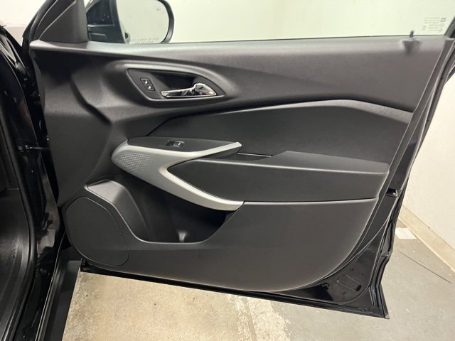 Used 2025 Chevrolet Trax LS w/ LS Convenience Package image 24