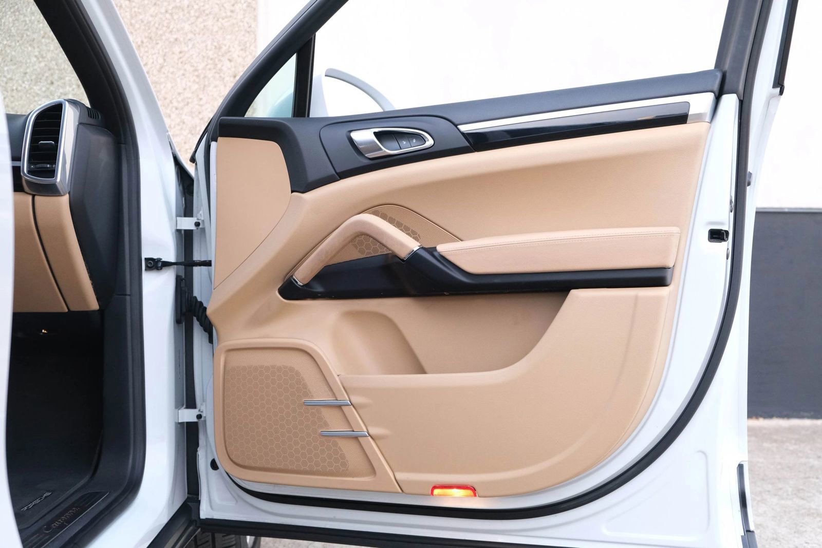 Used 2016 Porsche Cayenne Sport Utility 4D image 32